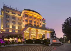 Ramada Plaza by Wyndham Chandigarh Zirakpur - Zerakpur - Building