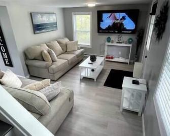 Brand new home minutes to casino - Poquetanuck - Living room