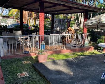 Charming house with pool minutes from the beach! - Nueva Gorgona - Patio