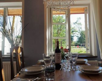 stylish and nostalgic near Timmendorfer Strand Baltic Sea and old town Lübeck - Ratekau - Їдальня