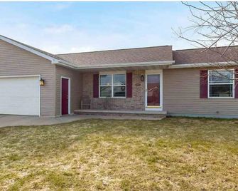 Less than 30 Min. from EAA Grounds/Oshkosh and Lambeau Field/Green Bay. - Kaukauna - Building