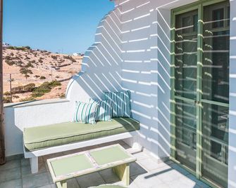 Ailouros summer hotel - Schoinousa - Balcón