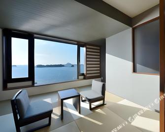 Uminoyasuragi Hotel Ryugu - Kamiamakusa - Huiskamer