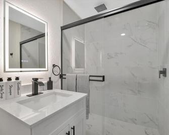 0.7 Mile - Raymond James Stadium - Tampa - Baño