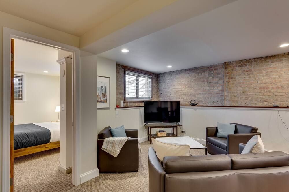 Relaxing in Ravenswood - This Neighborhood is Great for Any Group and Close to Everything! by AllSet Turnover - شيكاغو - غرفة معيشة