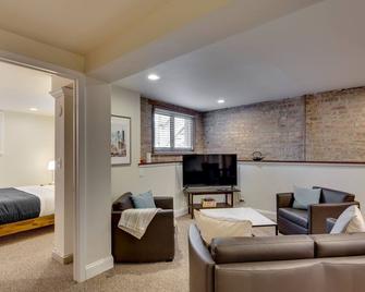 Newly rehabbed! 2BR with Vintage Charm by AllSet Turnover - Chicago - Wohnzimmer