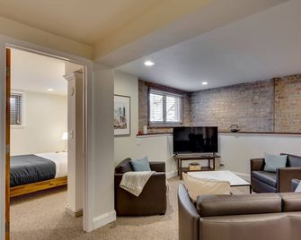 Relaxing in Ravenswood - This Neighborhood is Great for Any Group and Close to Everything! by AllSet Turnover - Chicago - Living room