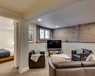 Relaxing in Ravenswood - This Neighborhood is Great for Any Group and Close to Everything! by AllSet Turnover - شيكاغو - غرفة معيشة