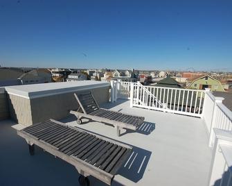Clean, Clean, Clean 4BR Home 3 Floors of Decks Perfect Location Rooftop Hot Tub - Beach Haven - Balkón