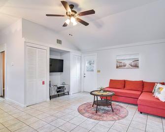 Cozy St Pete Home about 2 Mi to Madeira Beach! - Redington Shores - Salon