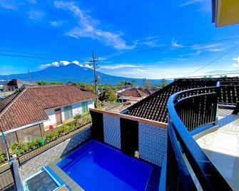 Villa Eren - Malang - Balcón