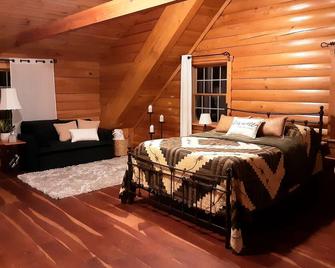 Cozy cabin in Honey Brook,PA with hot tub, jacuzzi, large outdoor deck and more! - Honey Brook - Bedroom