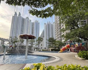 The Mansion at Dukuh Golf Kemayoran - Yakarta - Piscina