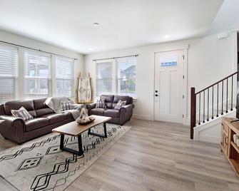 Stylish 3 BR home close to Bozeman - Belgrade - Living room