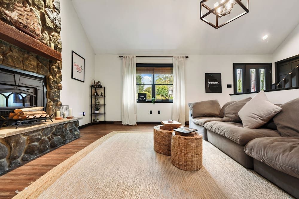 Charming, Modern & Cozy Home