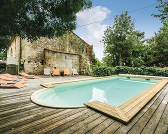 4 bedroom beautiful home in St Germain - Saint-Germain-de-la-Riviere - Piscina