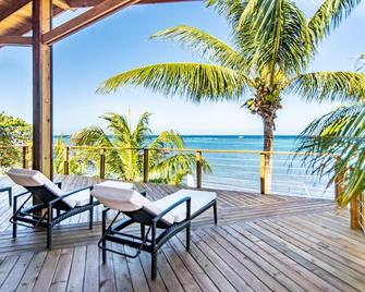 Blue Bahia Resort - Coxen Hole - Patio