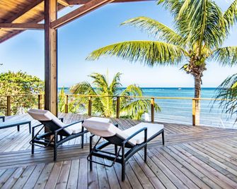 Blue Bahia Resort - Coxen Hole - Uteplats