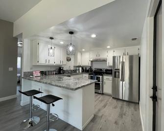 Entire Modern House With King bed and 65in TV - Carmichael - Kitchen