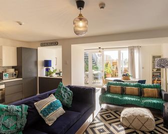 Seadream Luxury Hot Tub Holiday Home Homesweetholidayhomes - Scarborough - Living room