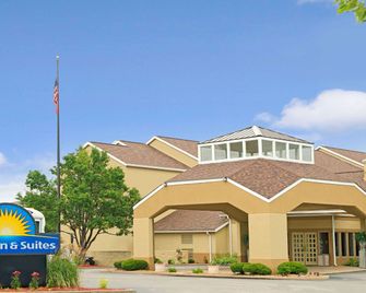 Days Inn & Suites by Wyndham St. Louis/Westport Plaza - St. Louis - Gebäude