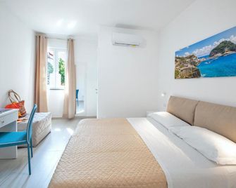 B&B La Gioia - إيشيا - غرفة نوم