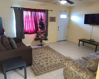 The Two Palm Stay 2 bedroom House /Private Parking - Sanger - Living room