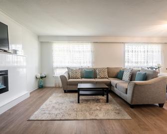 Globalstay Cozy 4 Bedroom House - Aurora - Living room