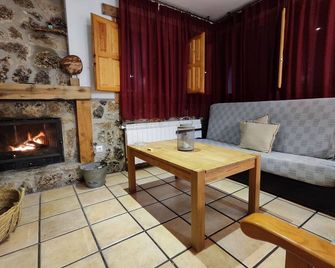 Rural apartment with barbecue and mountain views - Uña - Sala de estar