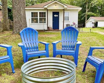 Vivian's Cabin - Super Cute Lakefront Cabin with Private Dock! - Kalkaska - Patio
