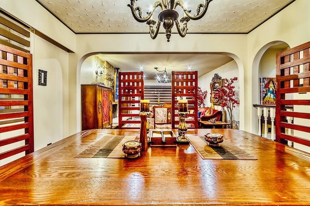 Neocolonial Nouveau Kensington Vacation Home - Vancouver