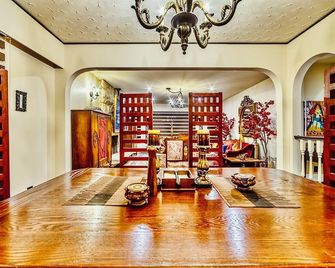Neocolonial Nouveau Kensington Vacation Home - Vancouver
