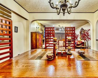Neocolonial Nouveau Kensington Vacation Home - Vancouver
