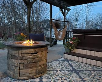 Historic Area in Town with Beautiful Flowers, Hot Tub on private patio, 2 bikes - Harrisburg