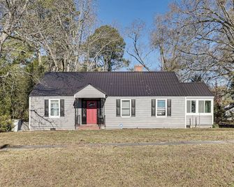 Walk to AH Stephens State Park! Pet-Friendly Home - Washington - Building