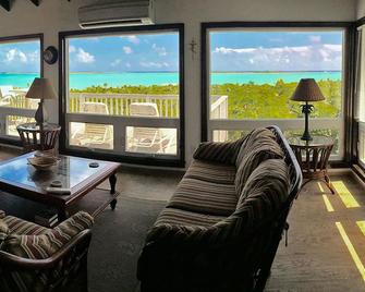 Secluded & Quiet Beachfront Home w/ Beautiful View on Lochabar Bay. Family fun! - Clarence Town - Sala de estar