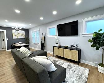 Oak Park Bliss: 3br, 2ba Gem - Milwaukee - Sala de estar