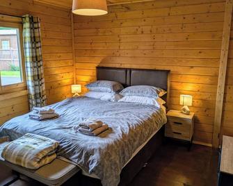 Pet Friendly - Lodge at Riverview Holiday Park - Newcastleton - Bedroom