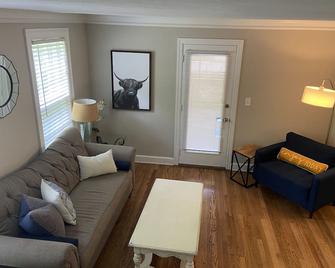 2 Bedroom with Screened-in Porch-Sleeps 6-Only 5 Blocks to the Square and MTSU! - Murfreesboro - Sala de estar