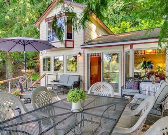 Lakefront Snohomish Cottage with Private Dock! - Snohomish - Patio