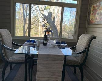 Seven Doors at Bryce Resort - Private Entrance at private home studio/suite - Basye - Comedor