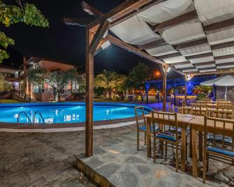 Natasa Hotel - Chrisi Akti - Piscina
