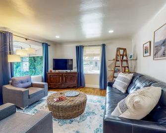 Charming Downtown Bungalow - King Bed, Office - Twin Falls - Living room