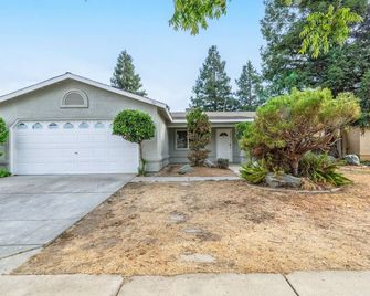 3BR Cozy Home~ Stylish & New ~ UC Merced ~ en route Yosemite! - Merced - Vista del exterior