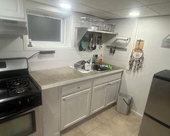 Lovely 2-bedroom apartment within walking distance of the beach in Far Rockaway - Queens - Kitchen