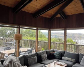 Beach and Seashore Hiking Retreat - Inverness - Living room