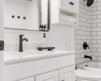 Western Wentzville Bungalow by StayLage - Wentzville