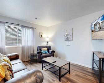 Updated 2 King Bedroom Home Near Dia | Great Comfort & Style - Brighton - Living room