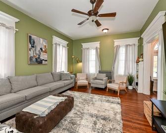 Luxurious Historic Victorian - Warren - Wohnzimmer