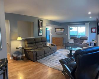 2-bedroom condo in convenient Blue Ash. Walk to grocery, restaurants, etc - Blue Ash - Living room